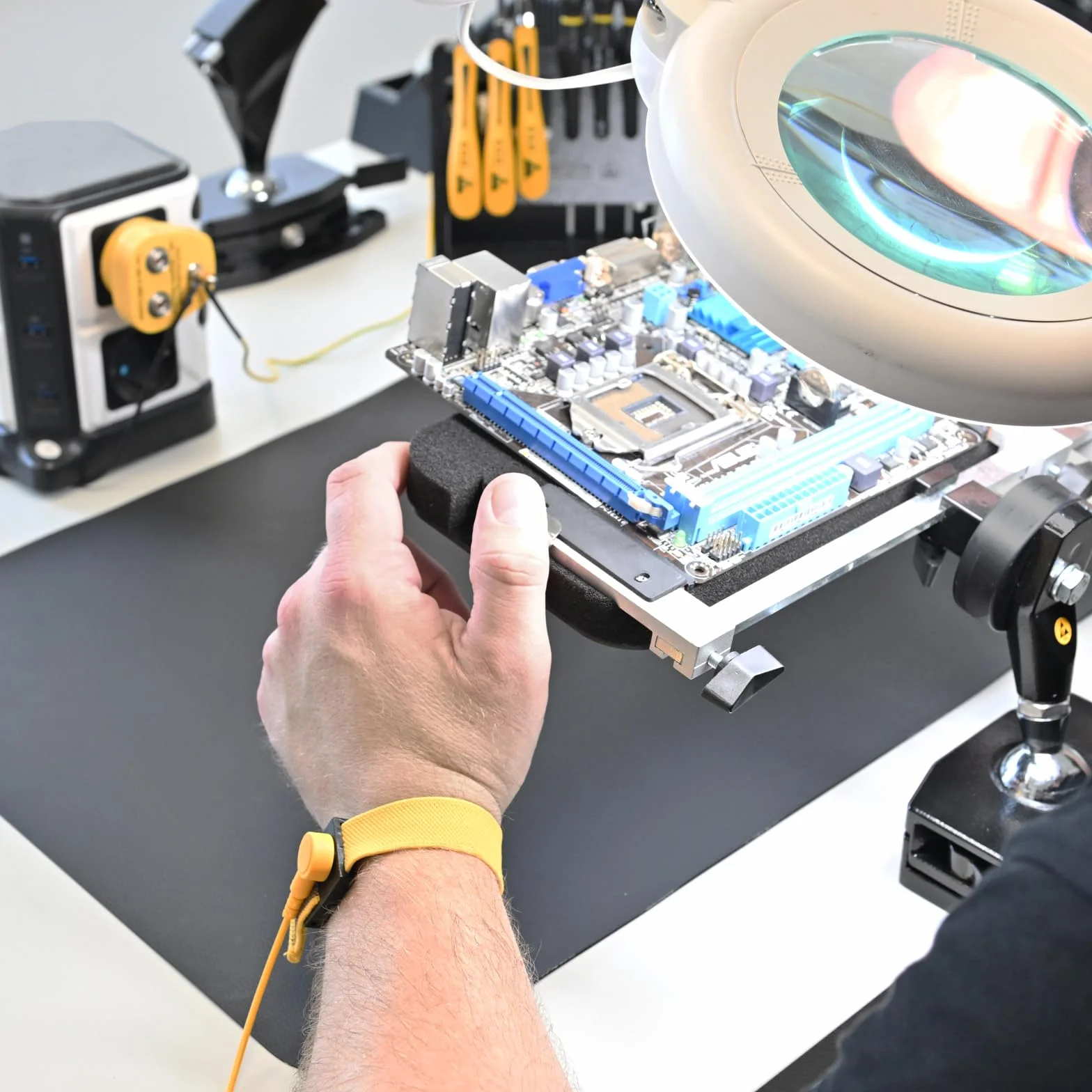 Ambre ESD Kit de manipulation 6 pièces Noir : tapis antistatique avec bracelet de mise à la terre et câble, tapis de mise à la terre pour protection électronique | Tapis ESD IEC 61340-5-1